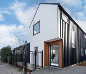 Brand New Close to CBD 3 Bed 3 Bath with Garage
